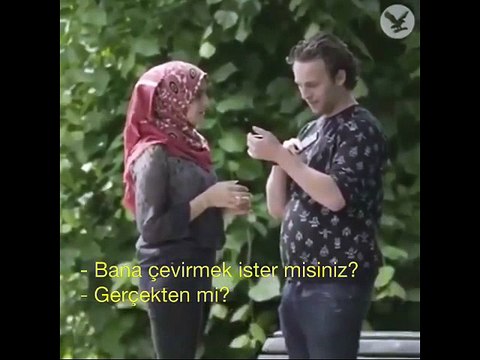 Telefona Gelen Irkçı Mesajı Hollandalılardan Çevirmesini İsteyen Müslüman Göçmen - Sosyal Deney