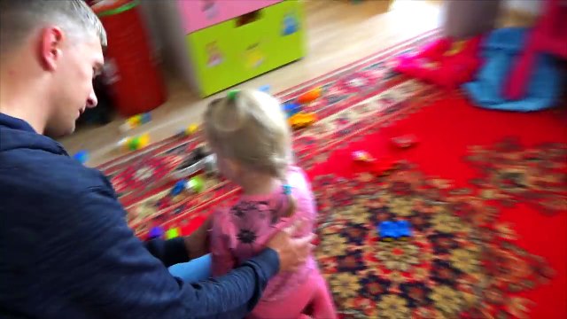 ВЛОГ: Милана ПРОКОЛОЛА УШКИ Больно до слез играем дома с папой и идем снова на коньки кататься