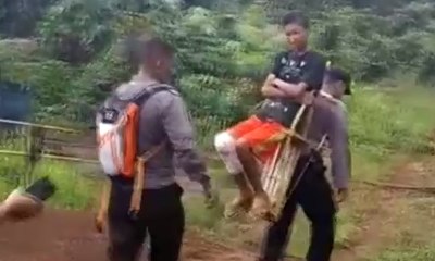 Salut! Polisi Gendong Orang Sakit menuju Puskesmas