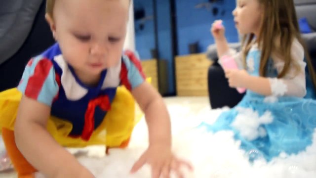 ХОЛОДНОЕ СЕРДЦЕ новый мультфильм Эльза учит МГНОВЕННОЙ заморозки воды и снежный пес Эльзы. vlog, шоу