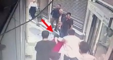 Beyoğlu Esnafı Yakaladığı Gaspçıyı Evire Çevire Dövdü! Meydan Dayağı Kamerada