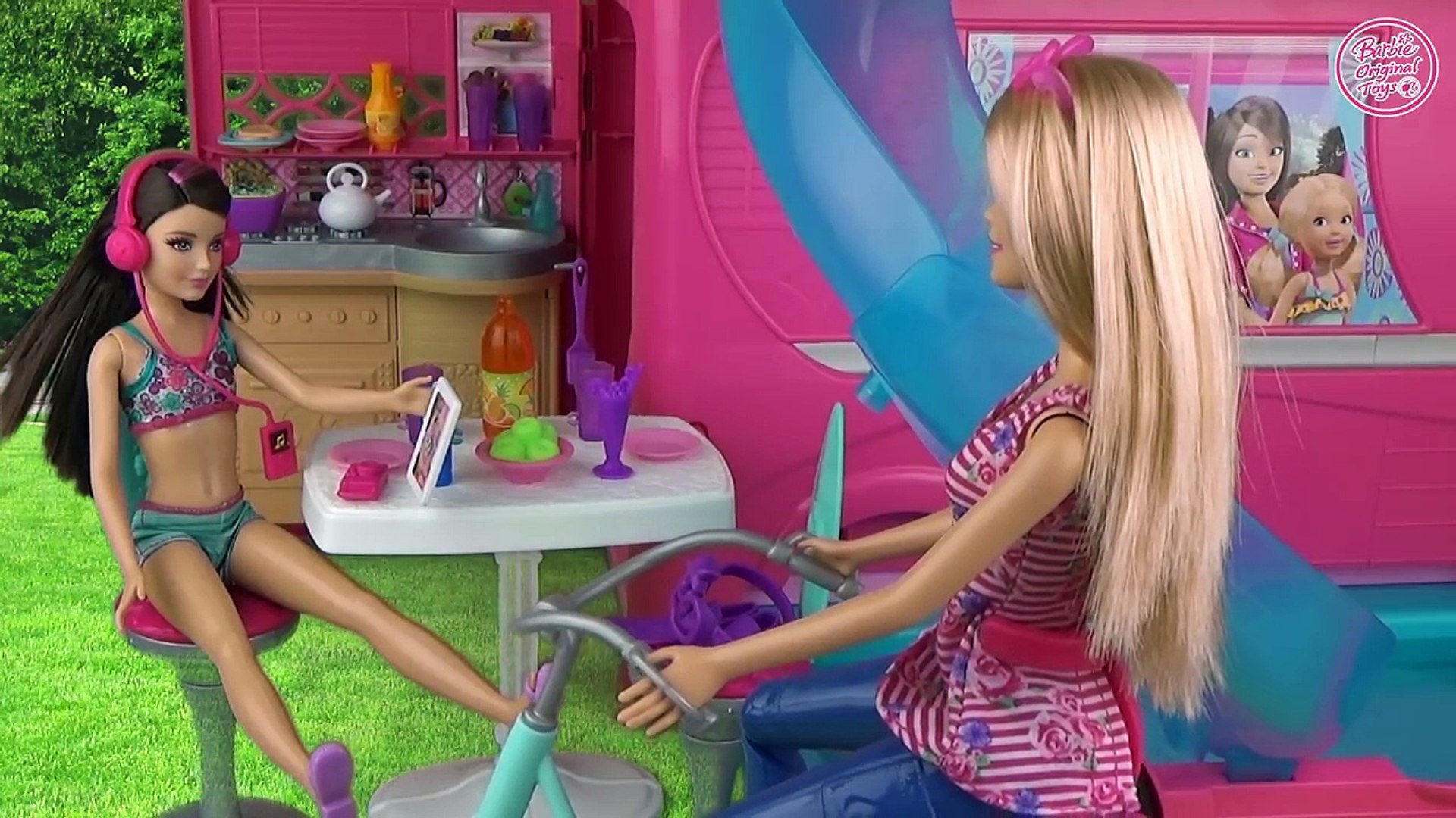 ⁣Мультфильм Челси, Кира играют в Авто-домике Обзор кукол Барби ♥ Chelsea play Pop Camper Barbie dolls