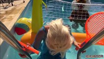 Spiderman et elsa jeux gonflables géants et ballons dans la piscine | S&E EP.5