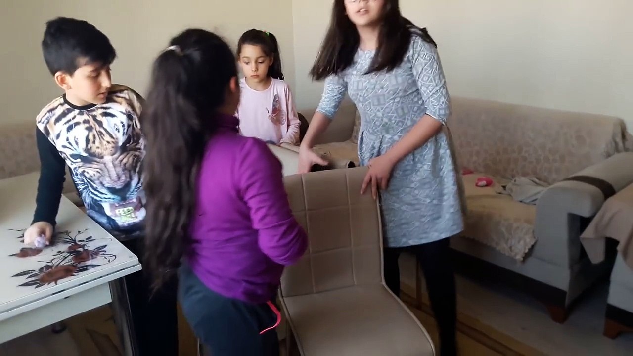 Arkadaşlarımla Evin Ortasında Sandalye Kapmaca Oynadık !