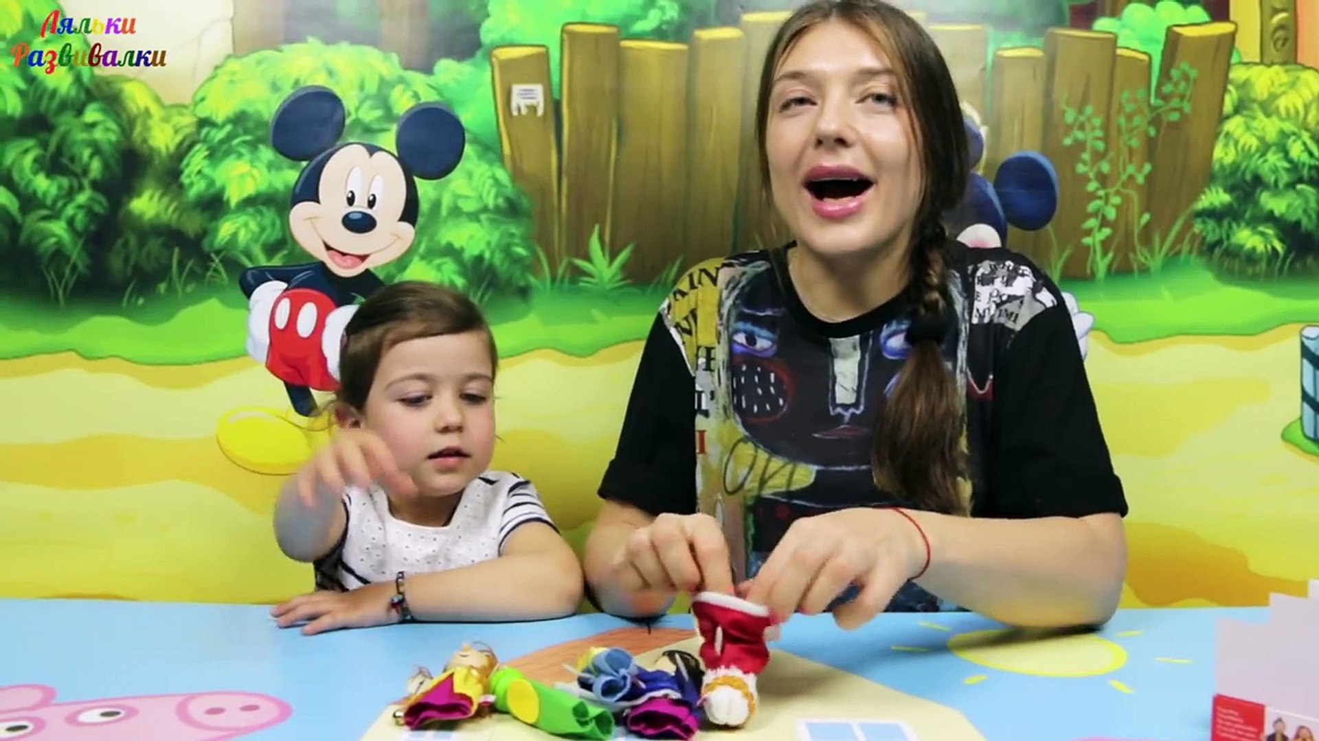 ⁣Играем с Эмилюшей: Семья пальчиков песенка на русском, английском. Finger Family. Видео для детей