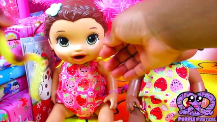 Baby Alive Lilly Eats SHOPKINS on CHRISTMAS Presents