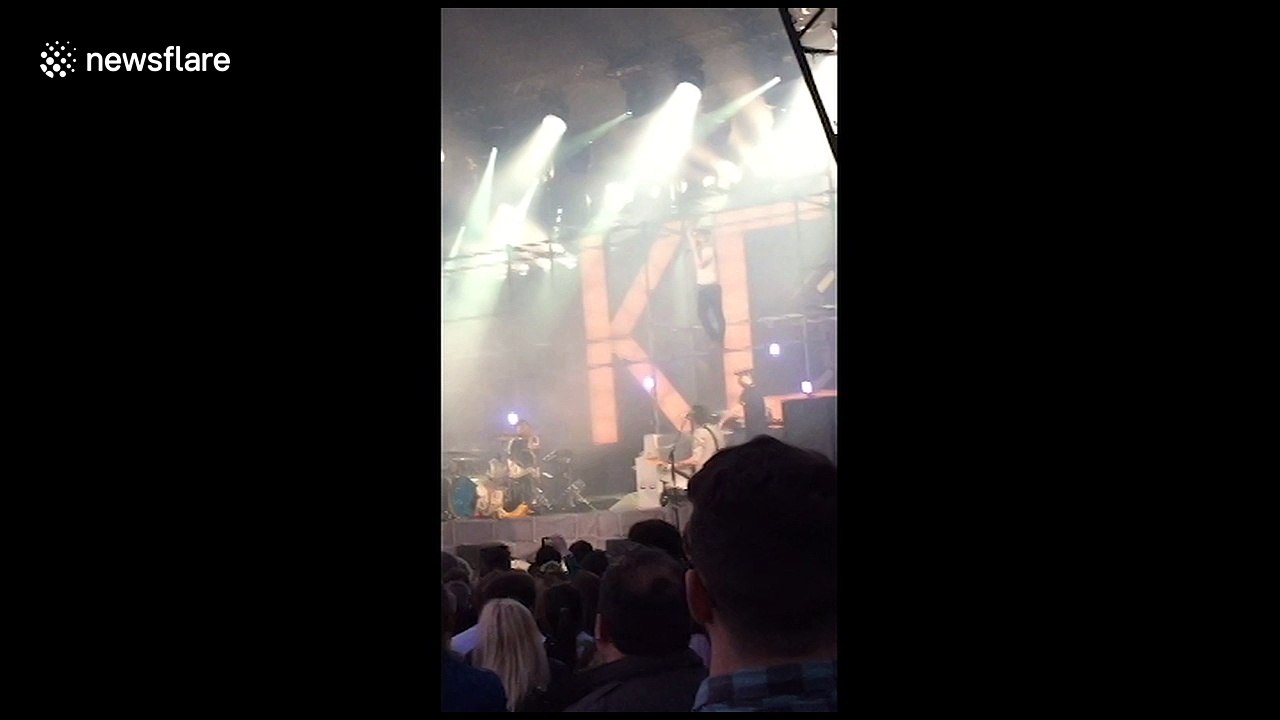 Ricky Wilson stops Kaiser Chiefs concert to go on a rant