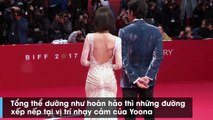 So với nguyên bản, chiếc váy lộ vòng 3 của Yoona phải “lếp vế” về độ hở bạo