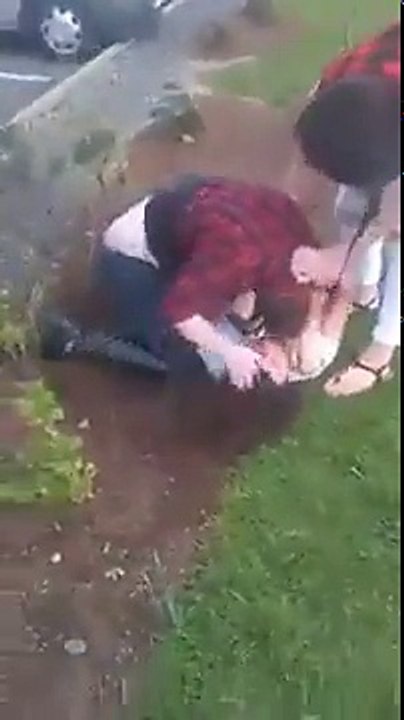 WOMEN GET INTO FIGHT ONLOOKER YELLS KICK HER IN THE FANNY!