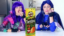 Mal & Evie Pringles Challenge with Mal Makeover & Evie Makeover Whats in my Mouth. DisneyToysFan.