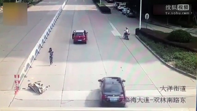 Xe điện đâm vào ô tô, người phụ nữ phi thân bay lên nóc ô tô