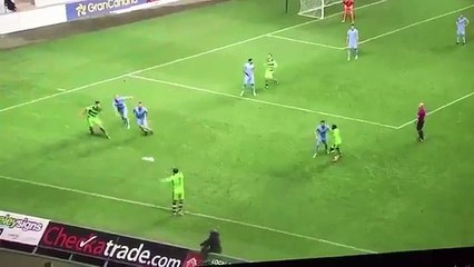 Sahaya giren taraftar futbolcuları fırçaladı