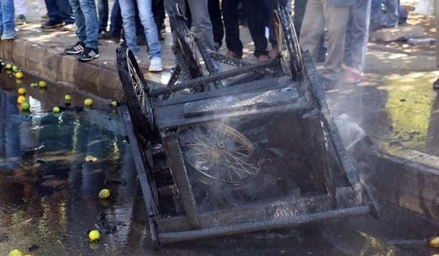 Zabıtaya kızan seyyar satıcı tezgahını yaktı