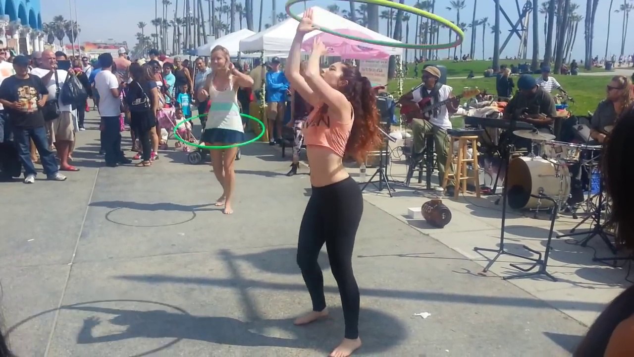 Un show de danse avec du Hula Hoop..