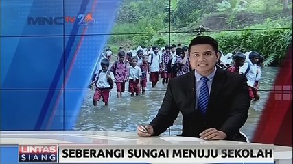 Jembatan Ambruk, Siswa Seberangi Sungai Arus Deras Menuju Sekolah