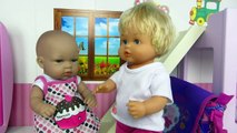 Pijamada en casa de Nenuco Laura con la bebe Lucia Videos de Nenucos en español en Mundo Juguetes