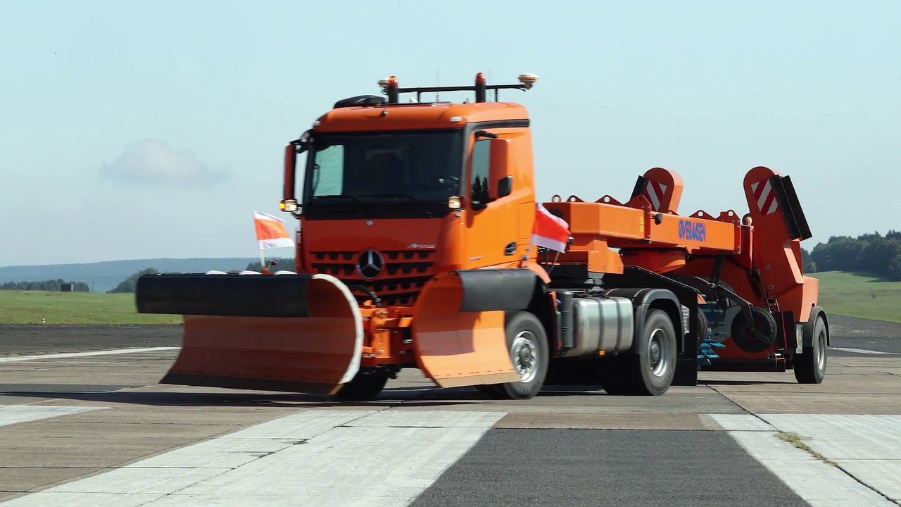 Mercedes-Benz Remote Truck Pferdsfeld - Driving Video at Day