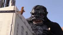 Un king kong et son immeuble géant dans le jardin pour Halloween !