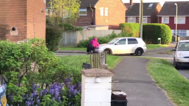 Il offre un chariot motorisé à sa mamie.. qui fonce dans une voiture !