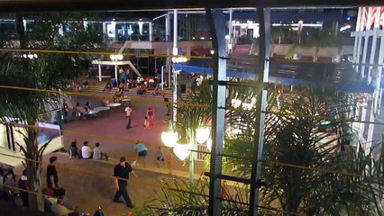 Ivre ce mec lance une nouvelle danse à un concert... suivi par plusieurs ensuite !