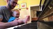 Ce bébé joue du piano avec les pieds et adore ça !