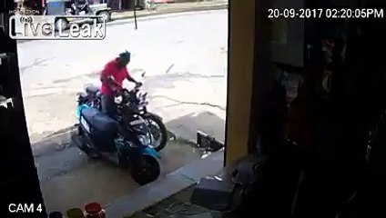 Tomber en moto à l'arrêt devant le garage... Pas de chance !