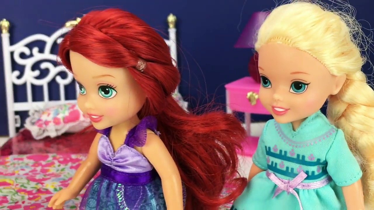 Frozen Elsa and Anna With The Laptop! With Queen Elsa, Little Mermaid Ariel, Plus More!