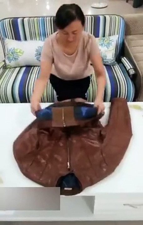 Une femme chinoise démontre une belle technique pour plier les vêtements !