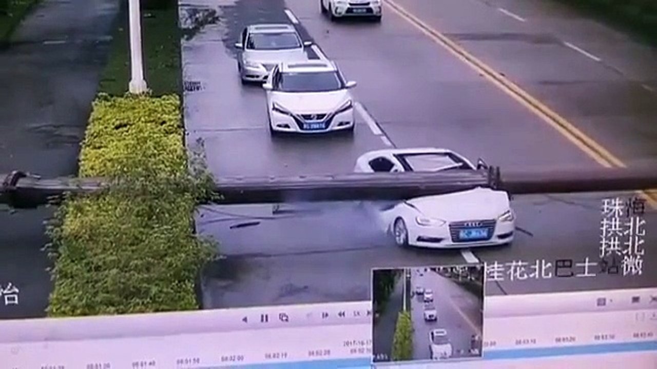 Un automobiliste presque tué par la chute d'un poteau... Quel chanceux!