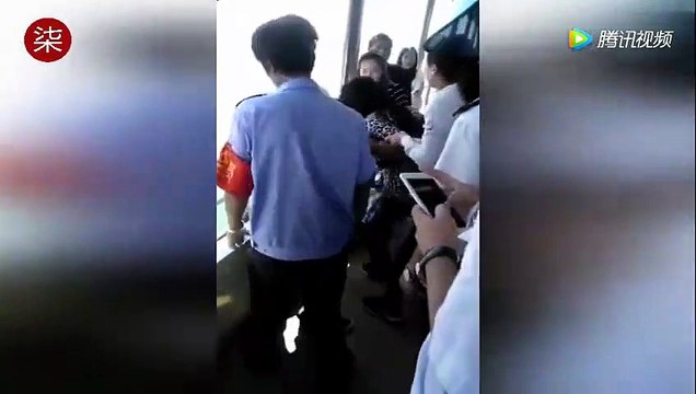 Elle fait tomber son portable par dessus bord et veut sauter du bateau pour aller le chercher... Tarée!