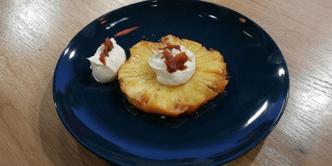 Ananas rôti et crème au sucre galabé