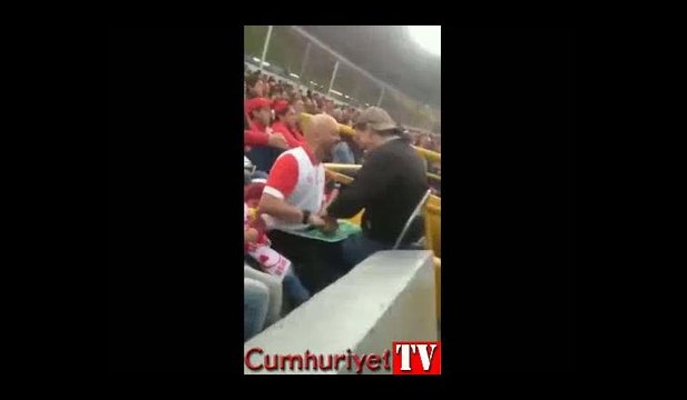 Görme engelli oğluna maçı anlatan baba izleyenleri duygulandırdı