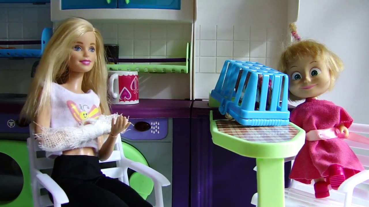 Злая собака покусала Барби. Мама Барби, Маша и Медведь