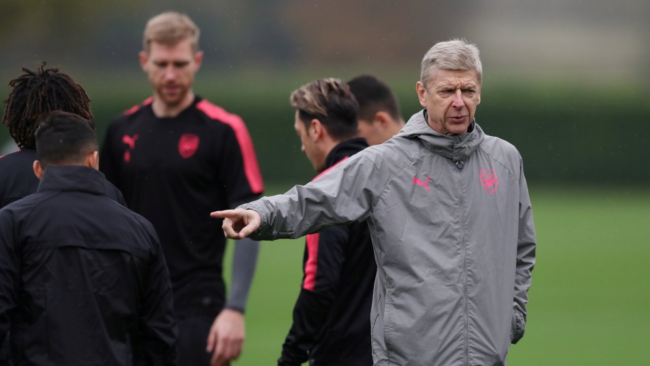 Did Alexis Sanchez snub Wenger at Arsenal train...
