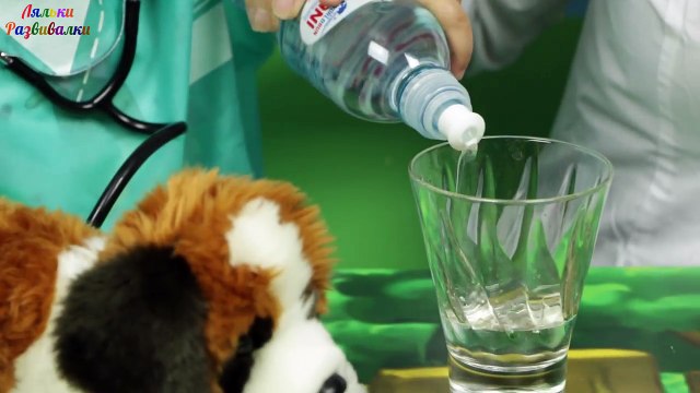 ИГРАЕМ В ДОКТОРА : Врач Эмилюша лечит больных, делает уколы, дает лекарство. Видео для детей