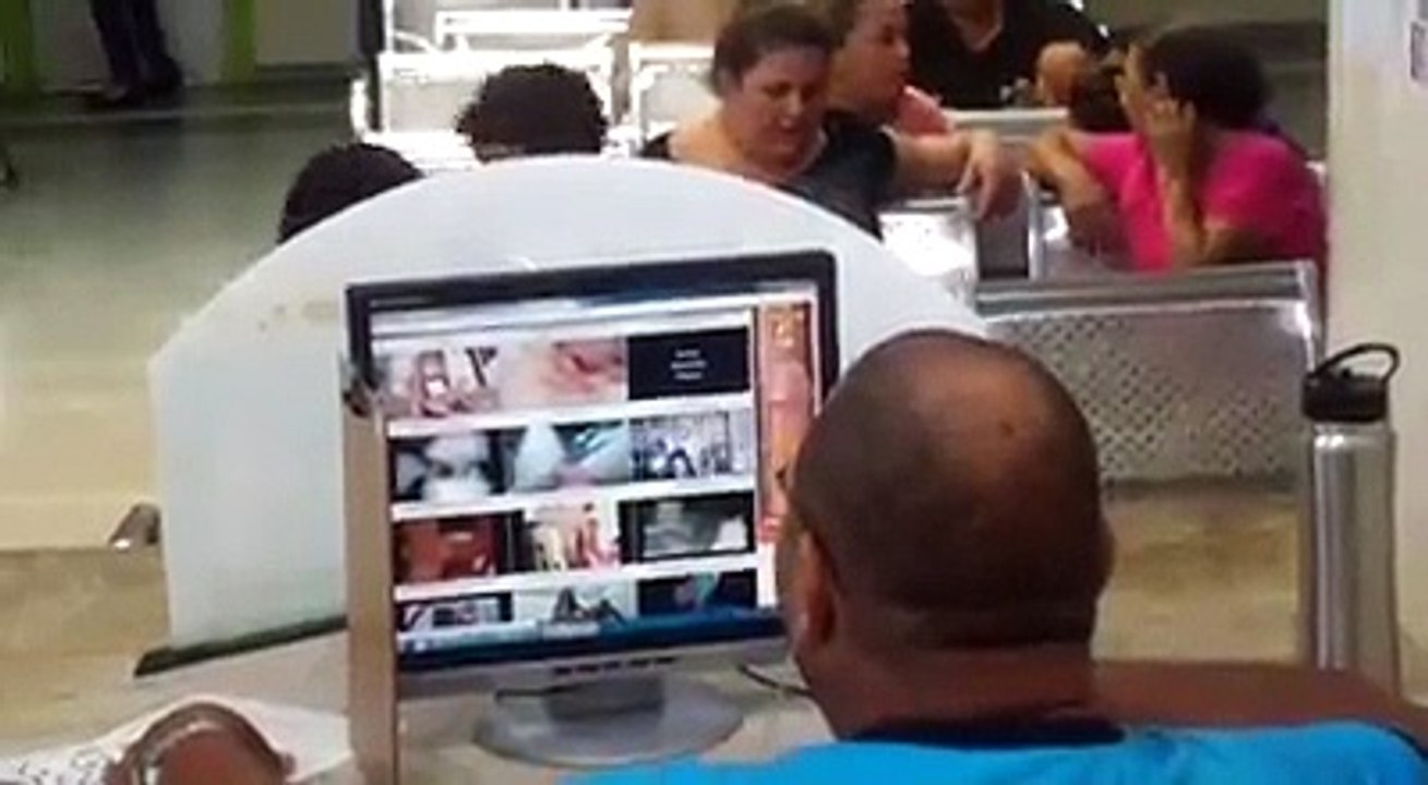 Servidor assistindo pornografia em recepção de UPA em Rio Branco - Acre