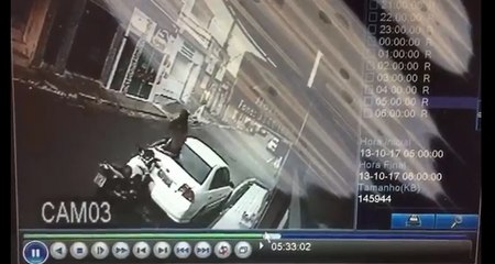 Un motard termine la tête dans le pare brise d'une voiture et prend la fuite.