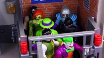 Batman Police Officer Work at Playmobil Arkham Police Station with Superman and Villains Escape Jail