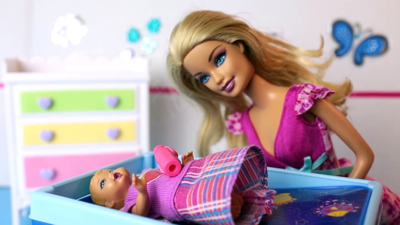 Bebe VOMITA na BARBIE! Episodios da Barbie em Portugues Completo - Youtubekidstv