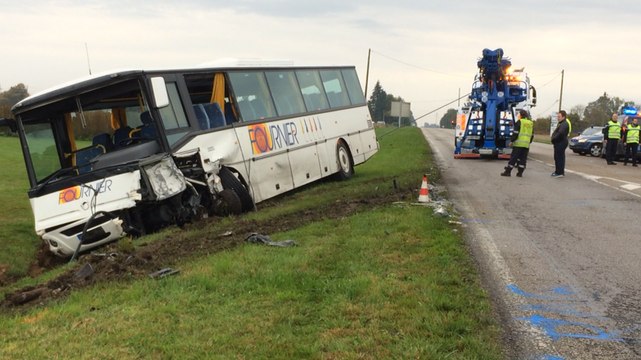 Collision entre une voiture et un bus scolaire