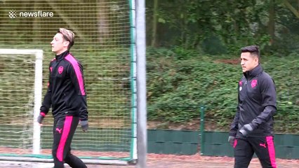 Alexis Sanchez met un énorme vent à Arsène Wenger durant l'entrainement d'Arsenal !