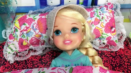 Frozen Anna Gives Elsa Toddler a Bump on The Head! With Queen Elsa, Barbie and more!