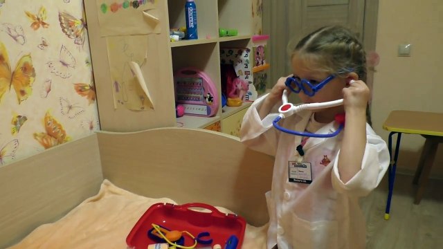 Игра в доктора. Видео для детей. Больничка. Лечим. Игрушки. Детский канал Арина и Николь.