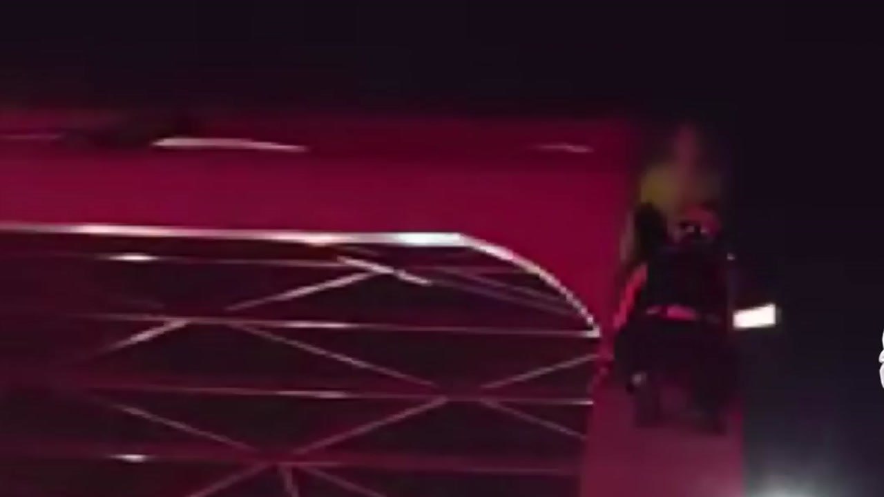 다리 위 투신 소동...40대 남성 구조 / YTN