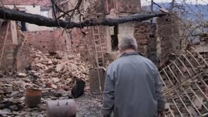 Casas destrozadas y paisajes calcinados por los incendios en Galicia