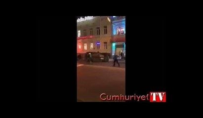 Ukrayna'da araç kalabalığa daldı