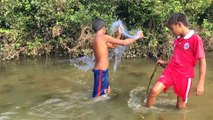 Wow! Brave Boys Catch Big Water Snake And Fish Using Gill Net - Gill Net Fishing In Cambodia