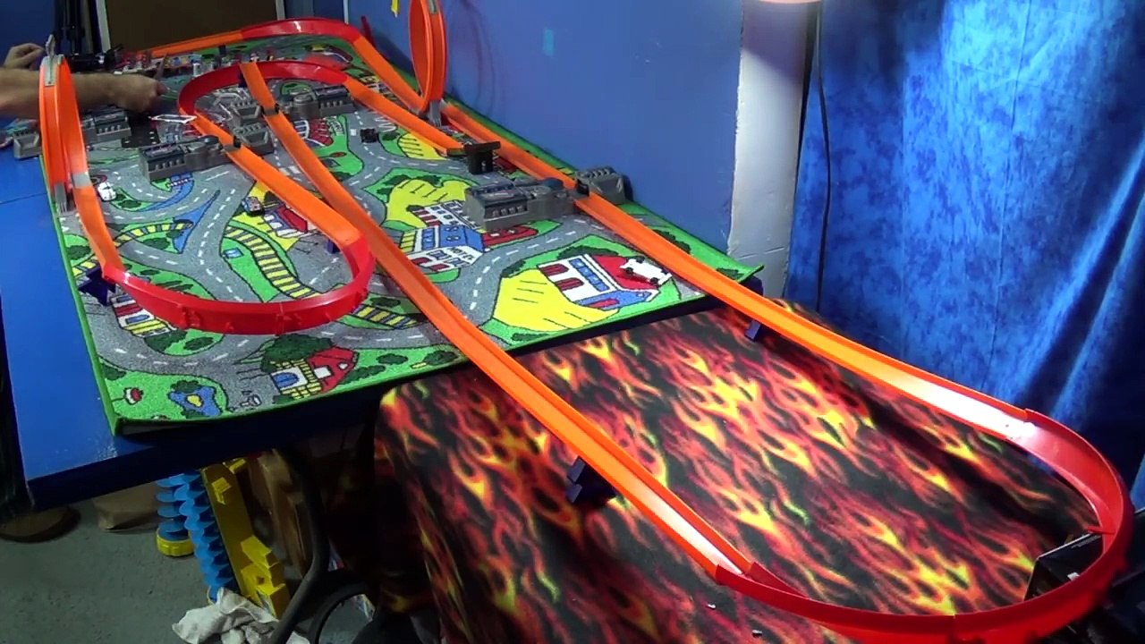Track Time! new C-Case Shout-Outs Hot Wheels Track Boosters Loops Curves