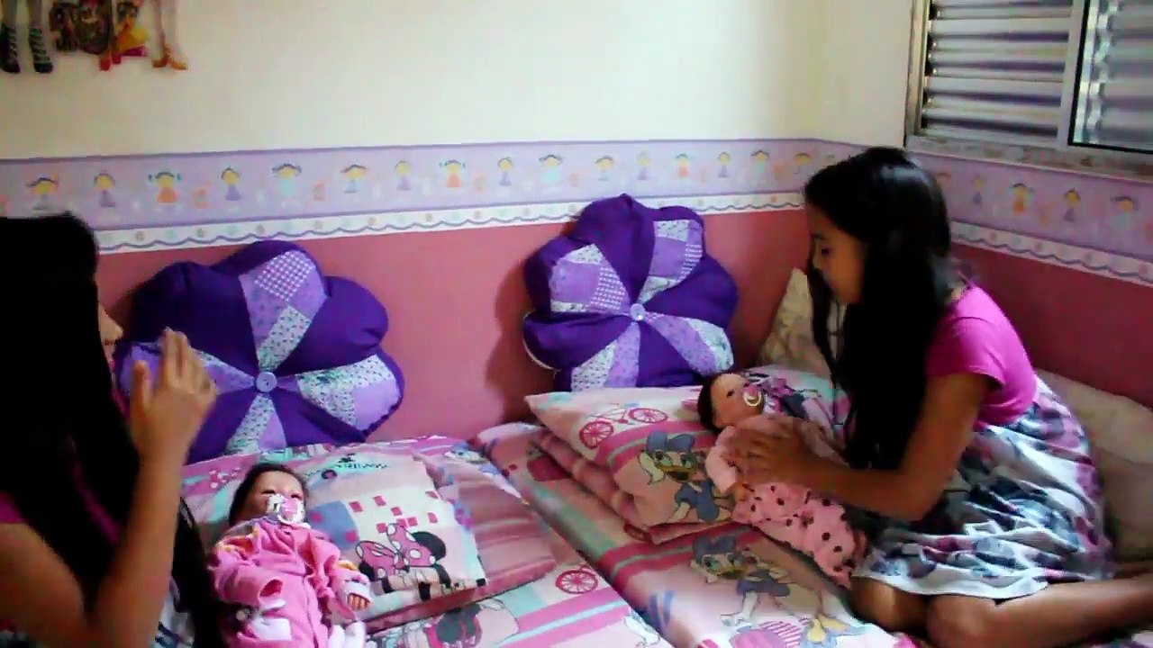 Nossa Bebê Reborn é de Verdade? Rotina da Manhã da Mel e Sarah - Diário das Gêmeas