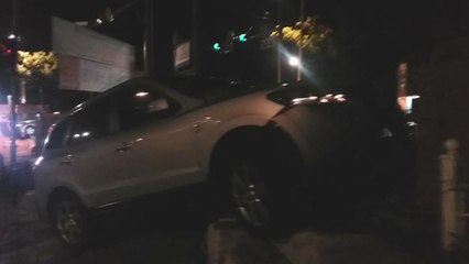 음주운전 30대 인도 위 담벼락 들이받아 / YTN